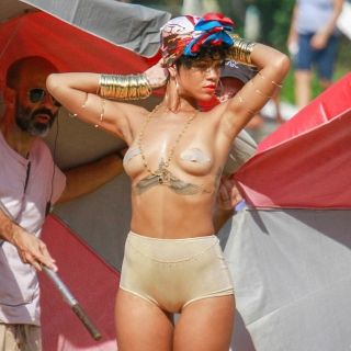 Rihanna, topless con cerotti sul set in Brasile