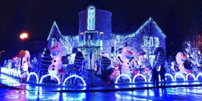 Addobbi Natalizi Walt Disney.Molto Piu Dell Albero Di Natale Un Intera Casa What S Hot Spytwins Com